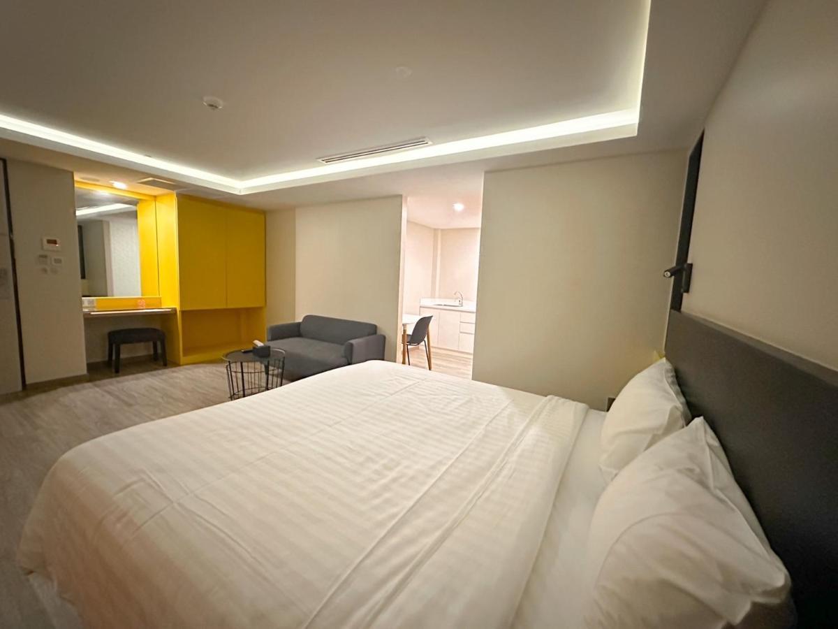 Hotel Z Zpaze Bangkok Bagian luar foto